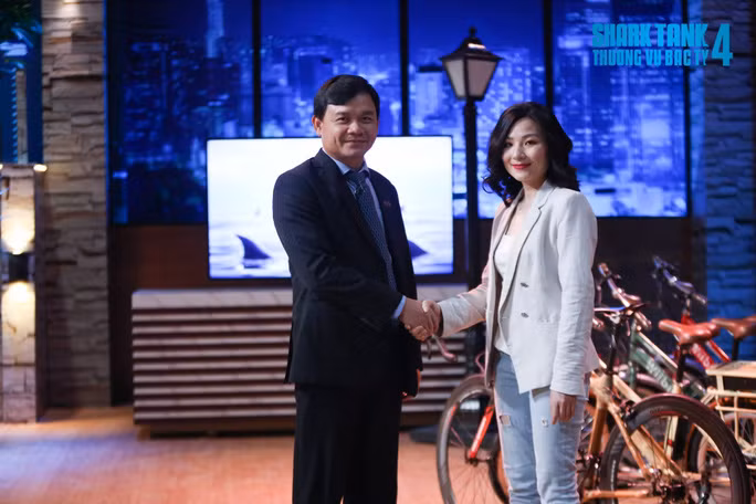Trước đó, Shark Phú từng lao đao vì câu nói bị cho là hạ thấp giá trị, phủ nhận tài năng của người phụ nữ: "Anh chỉ mải nhìn em nên chẳng thấy gì ở chiếc xe cả" trong tập 2 Shark Tank mùa 4.