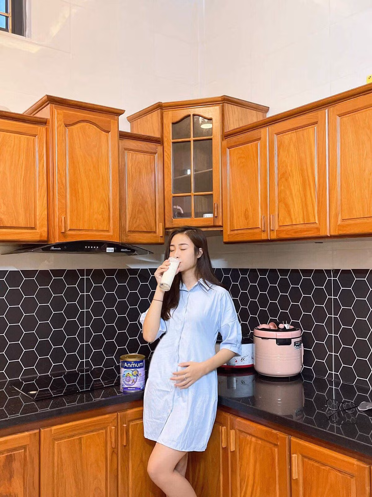 Sau thông báo tin vui này, bà xã Phan Văn Đức đã đăng tải hình ảnh đứng uống sữa nhưng lại khoe vóc dáng vô cùng xinh đẹp khi mang thai.