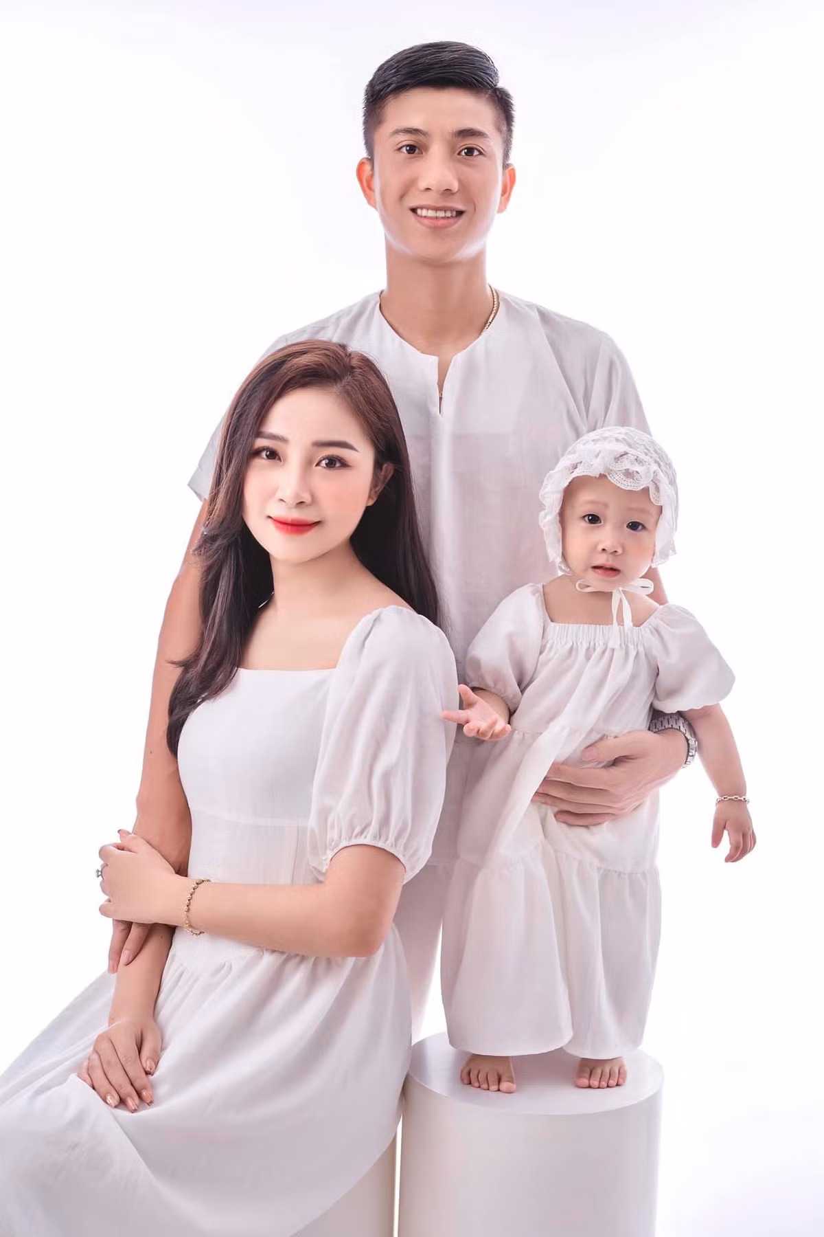  Phan Văn Đức và Nhật Linh về chung nhà vào cuối tháng 1/2020, sau 5 tháng công khai hẹn hò. Không lâu sau đó, Nhật Linh sinh hạ con gái đầu lòng là bé Dâu Tây.