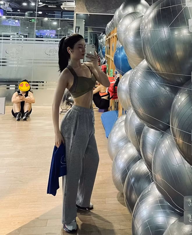 Trước đó, cô nàng rất chăm chỉ đăng ảnh bikini hoặc tập tành sương sương, để lộ vòng 3 căng đầy và cơ bụng số 11 cho thấy thành quả của việc tập luyện chăm chỉ.