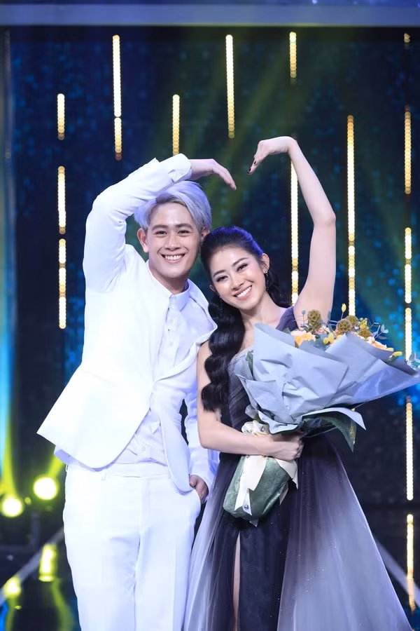 Từng có lần gái xinh Quảng Bình chia sẻ về sự cố phẫu thuật thẩm mỹ khiến cô bị teo cơ, giãn tĩnh mạch, "tiền mất tật mang".