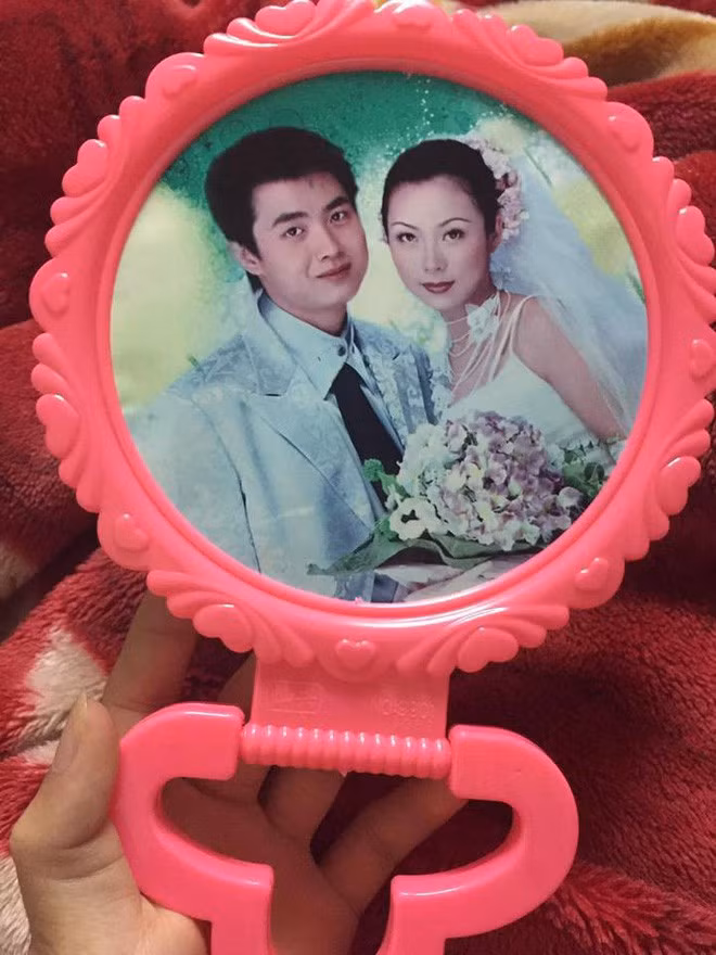 Không màu mè, kiểu cách, đủ hình dáng, đủ phong cách như gương cầm tay hiện tại, chiếc gương tuổi thơ thời xưa cũ chỉ có hình tròn với thiết kế vô cùng đơn giản.