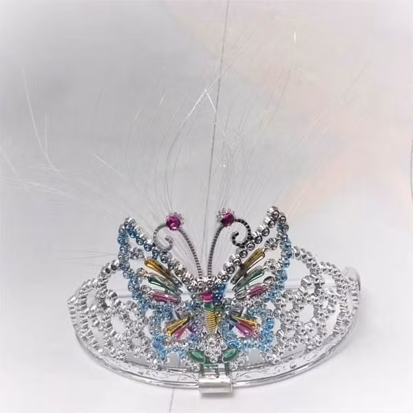 Một món đồ chơi Trung Thu "đốn hạ" trái tim các bé gái cách đây 15 - 20 năm. Chỉ là vương miện nhựa, tráng lớp ánh bạc và có đính kết đá màu hình con bướm mà ai nấy đều mê mẩn.