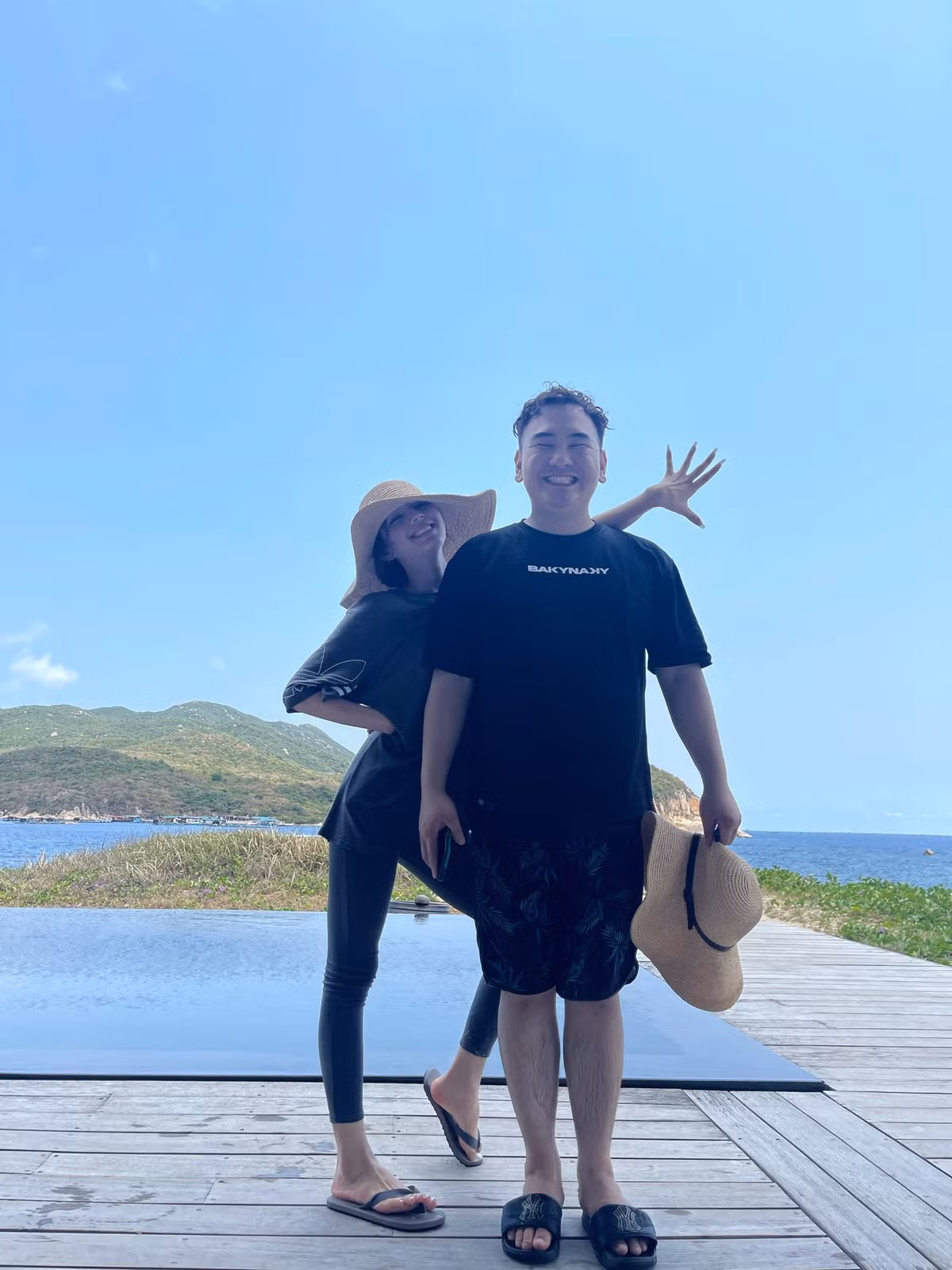 Trước đó, hot girl sinh năm 2002 từng bị cư dân mạng đàm tiếu về việc lấy chồng giàu để "đào mỏ". Nhưng Xoài Non đã lên tiếng khẳng định, cô nàng kiếm được tiền và độc lập trong tài chính. Ảnh: Tổng hợp
