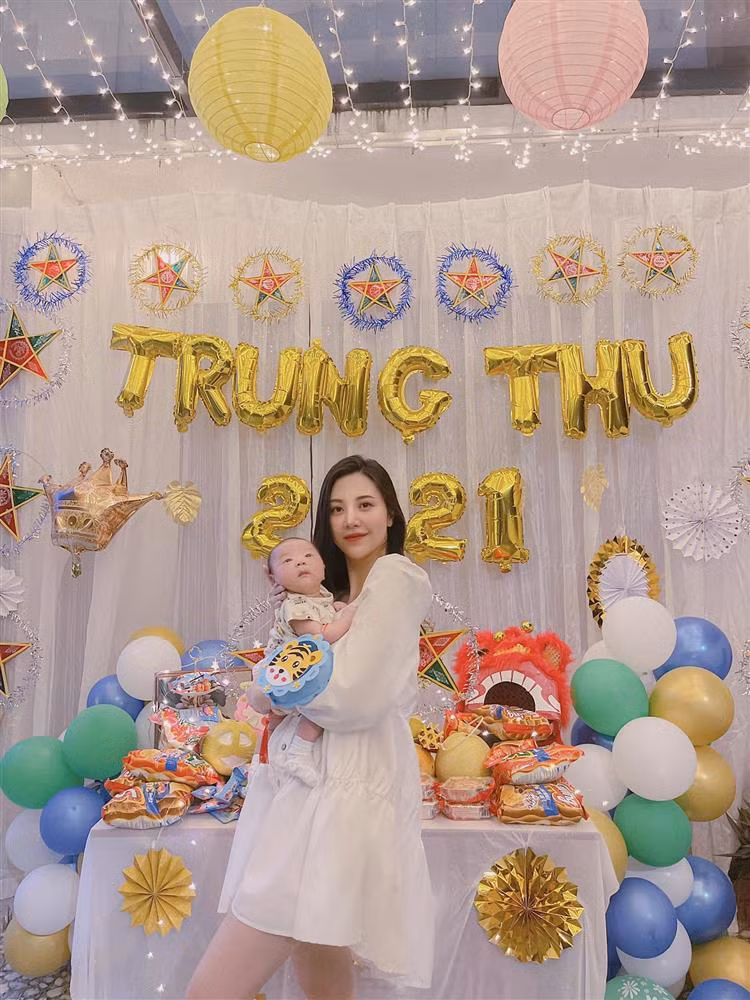 Hình ảnh lên sóng trực tiếp của Vũ Ngọc Châm sau sinh khiến nhiều người trầm trồ, hết lời ngợi khen nhan sắc.