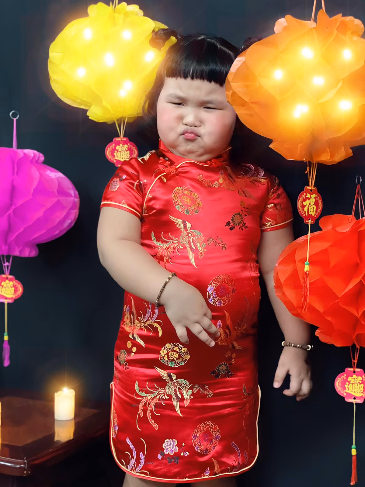 Tâm điểm chú ý trong bộ ảnh hài hước này chính là biểu cảm sinh động, "khó đỡ" của cô bé khiến nhiều người “phát cuồng”.