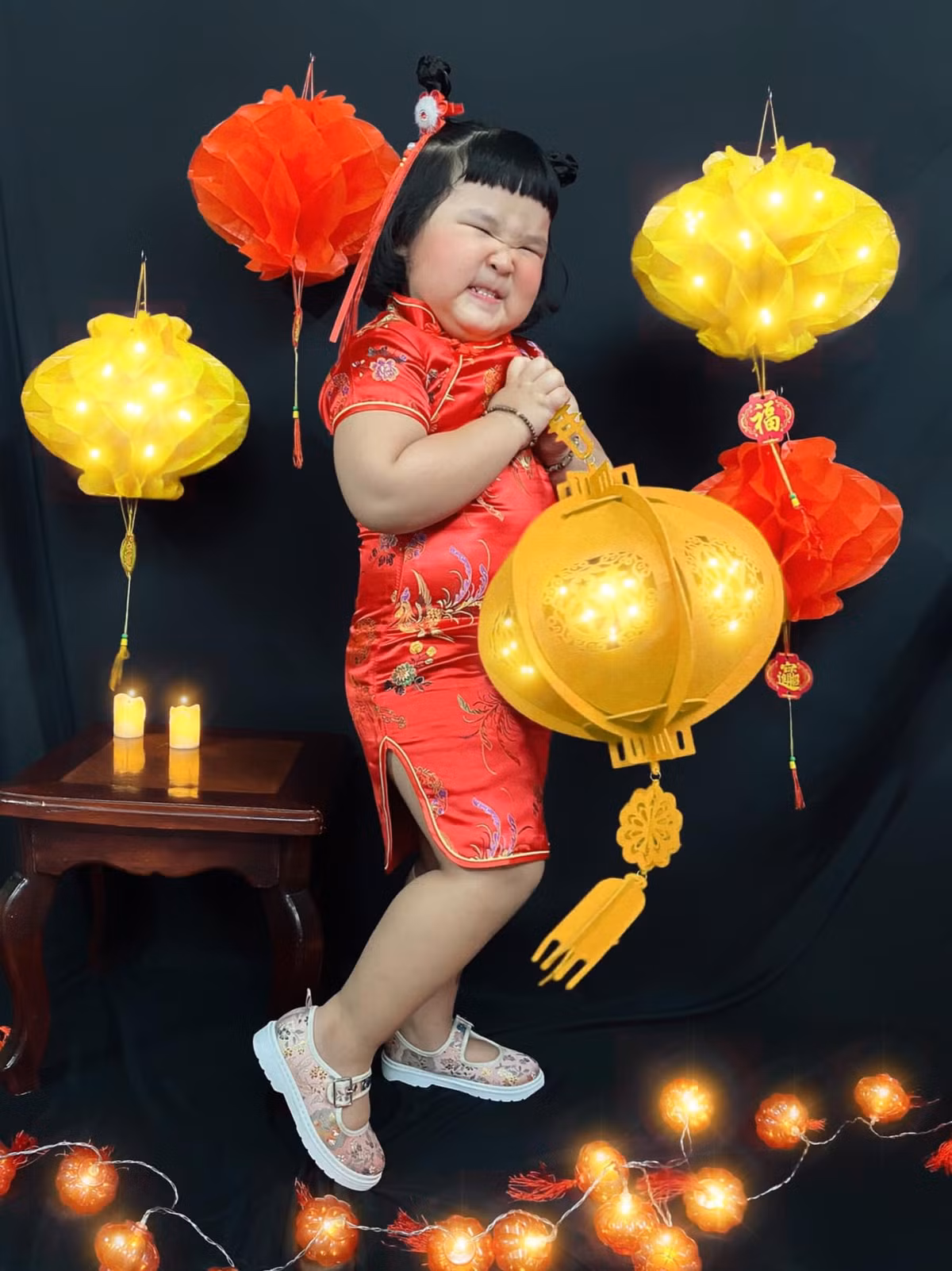 Bức ảnh nào bé gái này cũng tạo dáng “tấu hài” với vô vàn biểu cảm "khó đỡ".
