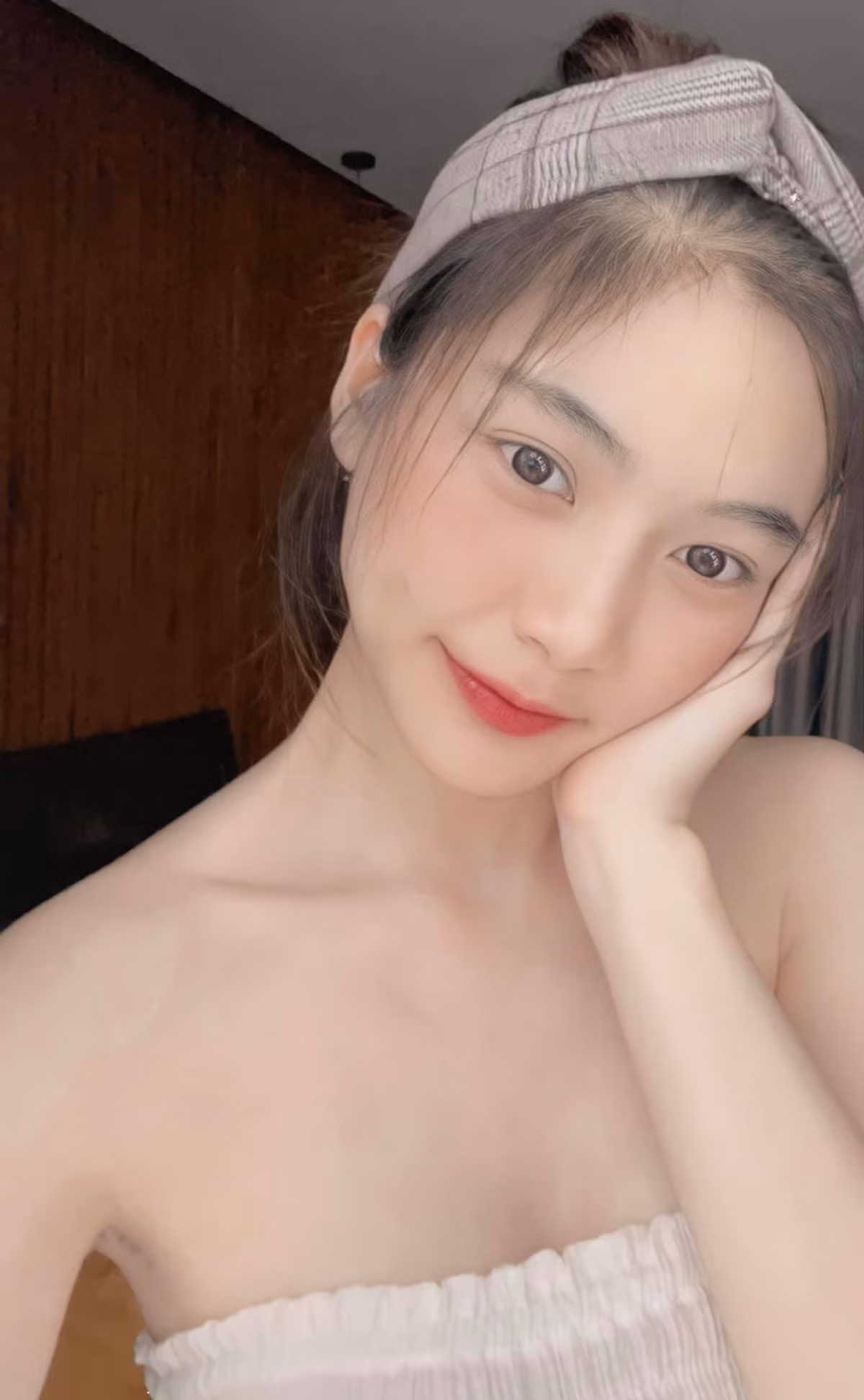 Thời điểm đấy, nàng hot girl là sinh viên ngành Ngôn ngữ Anh, trường ĐH Công Nghiệp TP HCM.