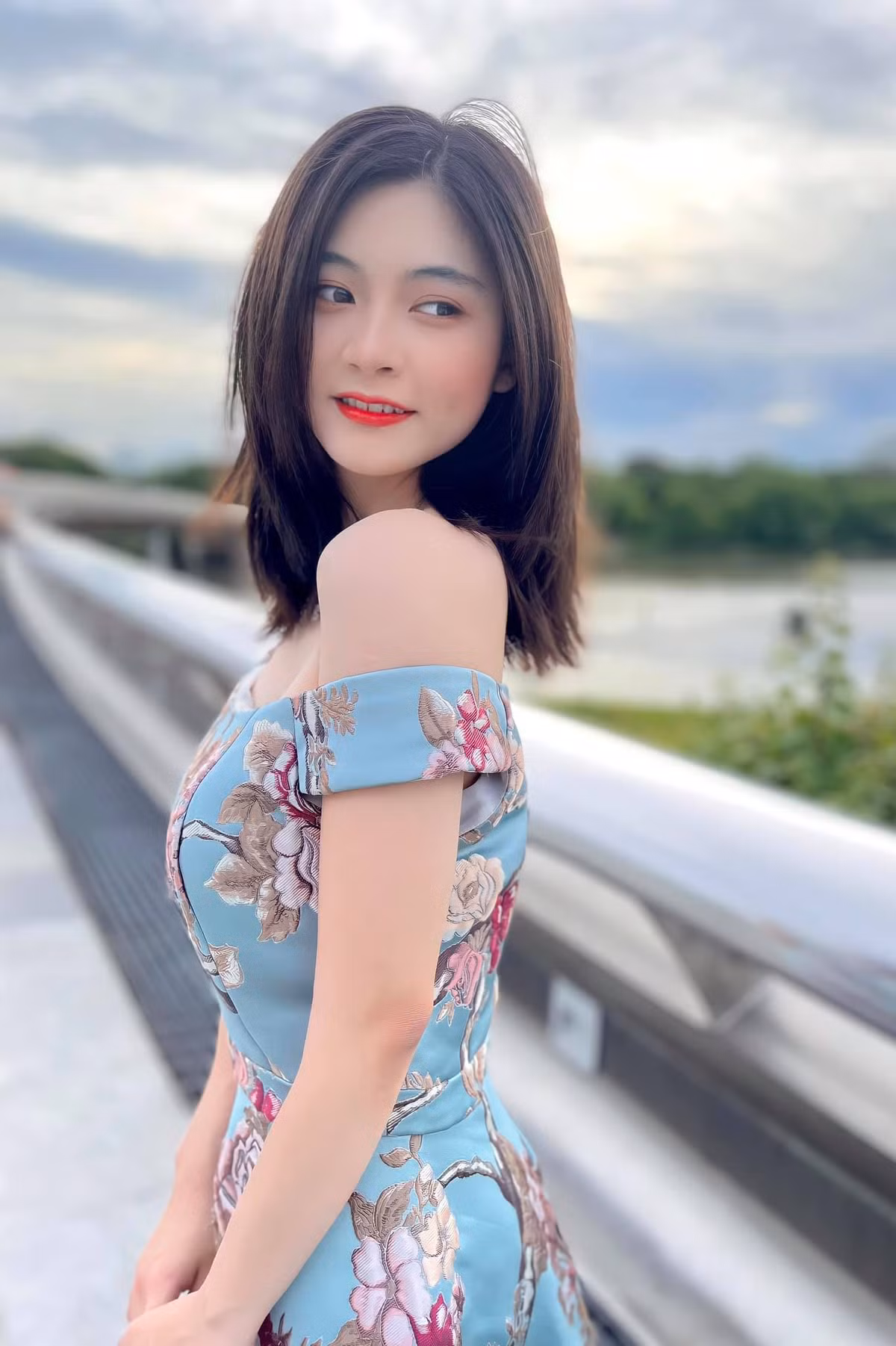 Nam Phương gây ấn tượng bởi gương mặt thanh tú, đậm chất Á Đông với mái tóc đen dài thả buông thướt tha. Ảnh: Tổng hợp