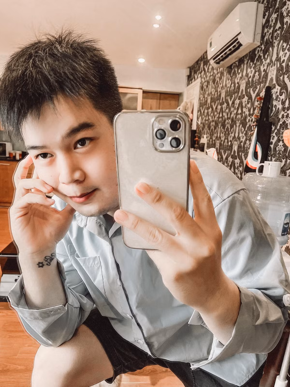 Long Chun là cái tên làm "điên đảo" mạng xã hội TikTok với những clip bắt trend vô cùng hài hước và duyên dáng.