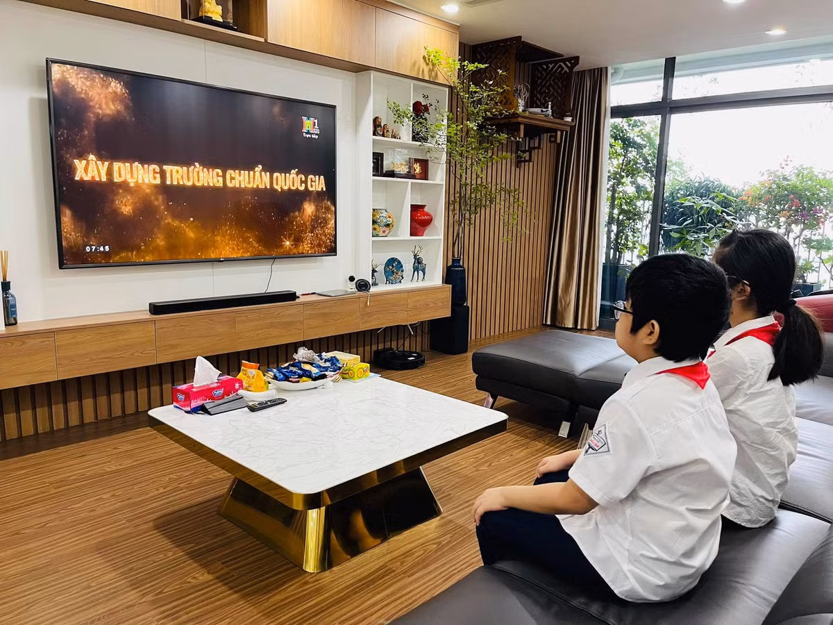 Sáng nay, lễ khai giảng đặc biệt nhất trong lịch sử đã diễn ra. Dù gặp mặt thầy cô qua màn hình trực tuyến. Song hàng triệu học sinh cả nước vẫn tưng bừng trong ngày khai giảng đặc biệt này.