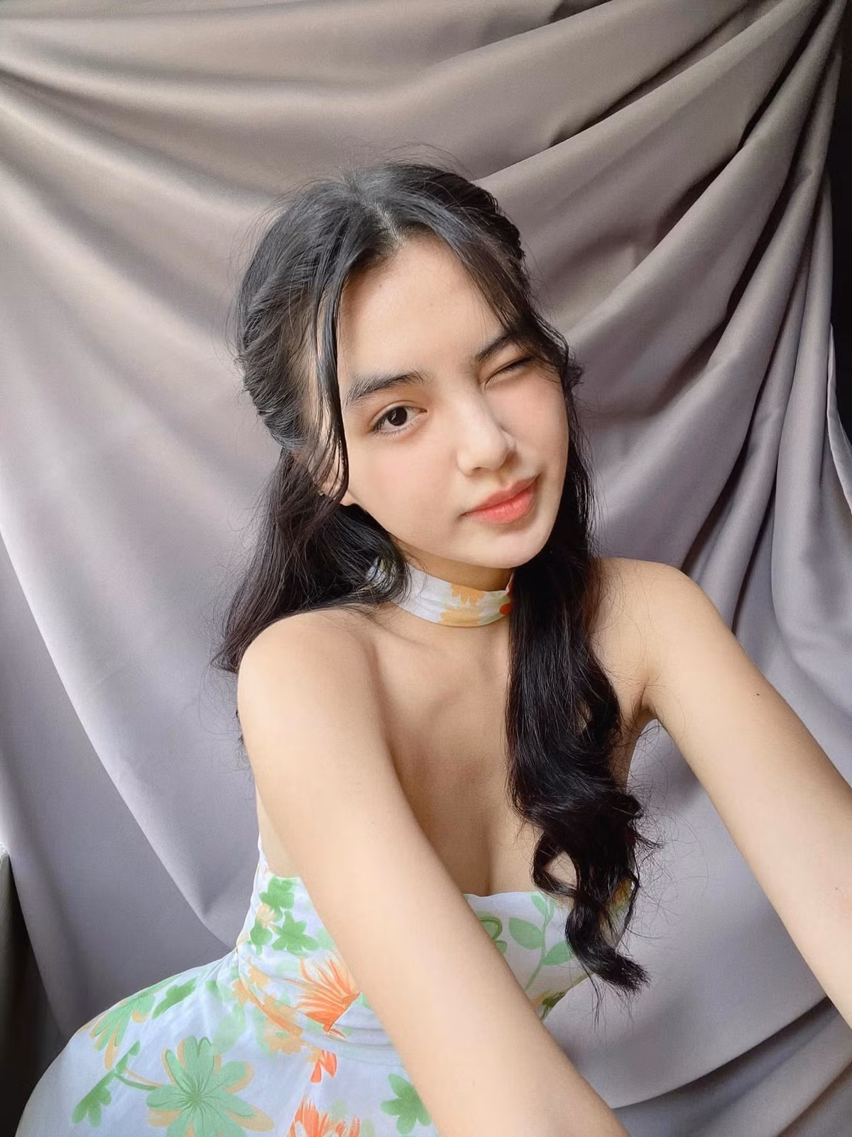 Số đo ba vòng của hot girl Sài thành này lần lượt là 82-56-91 (cm).