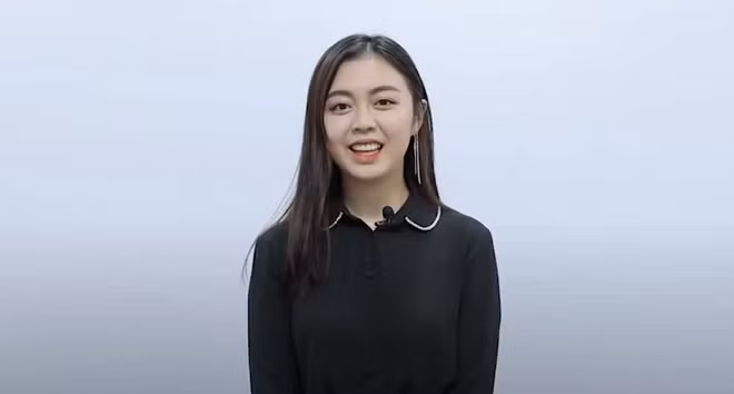 Ngoài nhan sắc cực phẩm, Khánh Linh còn gây ấn tượng với khả năng bắn tiếng Anh như gió hay nói năng lưu loát trên mỗi video trên Youtube.