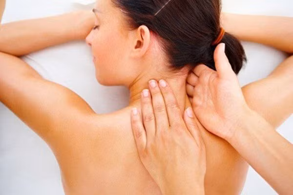 Đột quỵ suýt chết vì massage cổ sai cách - Hình 2 Dot quy suyt chet vi massage co sai cach-Hinh-2