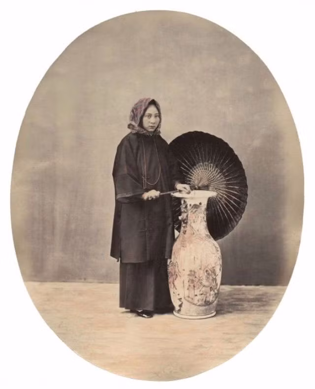 Sinh ra ở Anh năm 1832, William Saunders chuyển tới Trung Quốc hồi những năm 1850 và mở một hiệu chụp ảnh ở Thượng Hải vào năm 1862. Ông đã chụp lại con người, cảnh vật và cả cuộc sống hàng ngày của người dân ở đất nước Trung Quốc hồi thế kỷ 19. Trong ảnh, người phụ nữ không bó chân, khăn trùm đầu là hình ảnh điển hình về phụ nữ ở Quảng Đông hồi cuối triều đại nhà Thanh. Ảnh VT