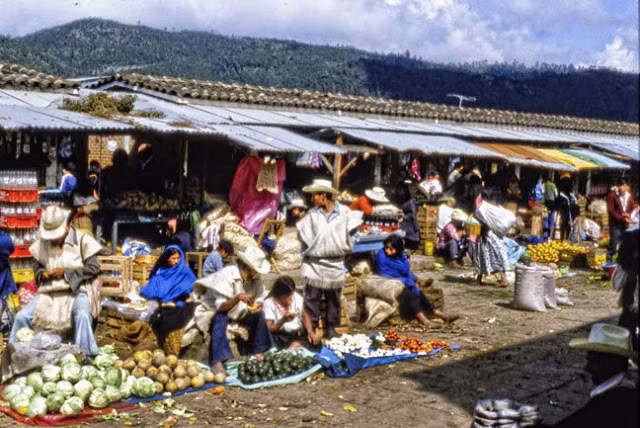 Khung cảnh buôn bán tại một chợ quê ở quốc gia Mexcio năm 1980. Ảnh VT