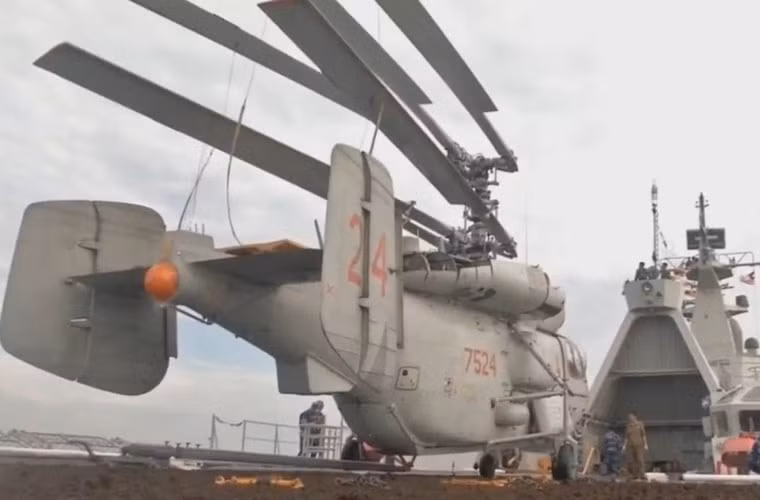 Máy bay trực thăng săn ngầm Ka-28 được trang bị nhiều loại khí tài phục vụ chiến tranh dưới mặt nước gồm các loại sonar chủ động – bị động, radar, phao thủy âm và vũ khí đa dạng gồm ngư lôi 400mm, bom chìm chống ngầm. Nguồn ảnh: QPVN