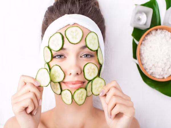 Cung cấp nước: Bên cạnh uống nhiều nước, bạn cũng có thể cung cấp nước cho da bằng cách đắp các loại mặt nạ như dưa chuột hoặc sữa đông.