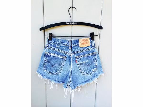 Quần short: Quần short rất dễ kết hợp với các loại trang phục. Bạn còn có thể mặc quần short bên ngoài bikini để dễ dàng cởi bỏ khi ra biển.