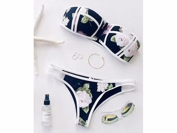 Bikini: Đi biển thì tất nhiên phải mang bikini rồi. Dù bạn không biết bơi thì cũng có thể tranh thủ chụp ảnh trước biển với bikini để ghi lại khoảnh khắc đi nghỉ vui vẻ bên bạn bè. 