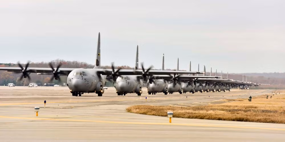 Máy bay C-130J Super Hercules được trang bị 4 động cơ cánh quạt Rolls-Royce AE 2100D3 công suất 3.458 kW (4.637 mã lực) mỗi chiếc cho tốc độ tối đa 671 km/h, tầm hoạt động 5.250 km, trần bay 12.300 m.