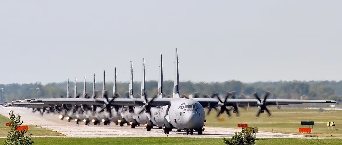C-130J Super Hercules là mẫu sản xuất hiện tại của C-130 và phi đội toàn cầu gần đây đã vượt qua 2 triệu giờ bay. Hai mươi quốc gia trên thế giới đã chọn C-130J để hỗ trợ các nhu cầu không vận chiến thuật.