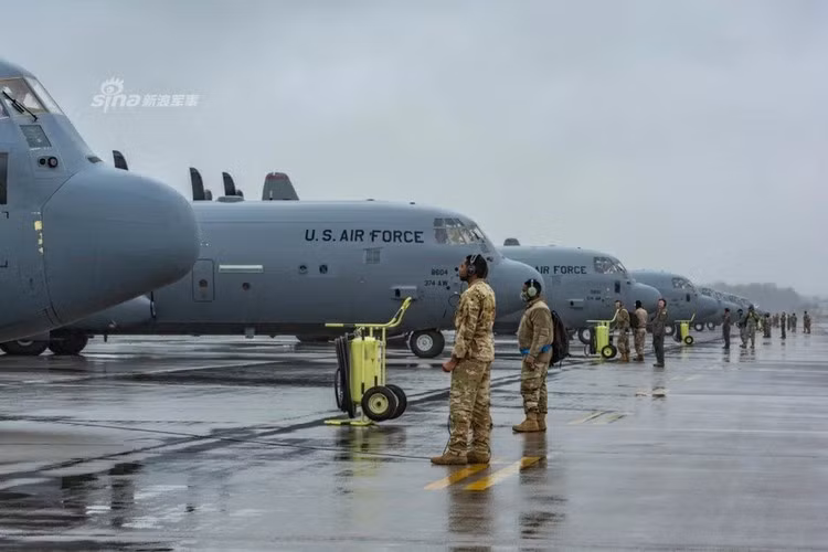 Lockheed Martin C-130 Hercules là loại máy bay vận tải chiến thuật hạng trung hoạt động trong không quân Mỹ và lực lượng vũ trang nhiều quốc gia khác trên thế giới.