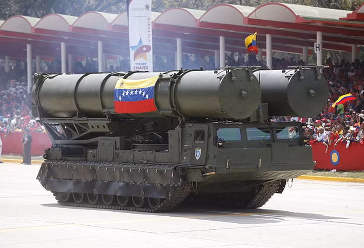 Venezuela là quốc gia duy nhất ngoài Nga sử dụng hệ thống tên lửa phòng không lục quân tầm xa S-300VM Antey-2500 với tổng số 3 tổ hợp, tính năng của chúng được đánh giá xuất sắc nhất trong số vũ khí xuất khẩu của Nga.