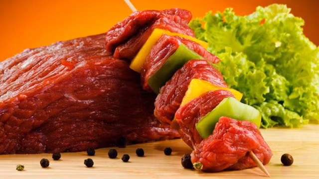 Nếu ăn sát giờ đi ngủ sẽ gây tổn thương tới hệ tiêu hóa vì thịt cần 5 giờ đồng hồ mới có thể tiêu hóa hết. Vì thế, tốt nhất nên ăn thịt bảo buổi trưa, khi đó thịt sẽ cung cấp chất đạm để giúp bạn có năng lượng học tập và làm việc. Ảnh: Healthplus.
