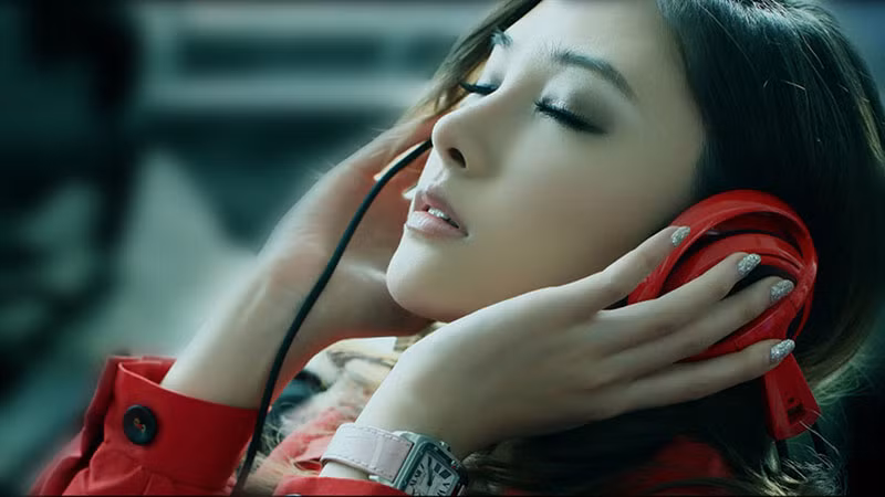 Lý do vì những âm thanh lớn gây áp lực lớn lên màng nhĩ và các cơ quan nhạy cảm khác, ảnh hưởng tồi tệ hơn đến thính giác. Nghe loa ngoài là cách nghe an toàn đối với tai nhất. (Nguồn Tgdd)