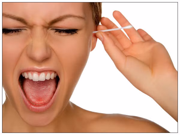 Ngoáy tai mạnh sẽ làm cho tai bị nhiễm khuẩn do bông tai không sạch, không phải tiệt trùng tạo điều kiện cho vi khuẩn xâm nhập. Đặc biệt nguy hiểm với những người mắc bệnh tiểu đường khi tổn thương có thể làm chảy máu trong tai gây điếc vĩnh viễn. Ảnh: Healthplus.