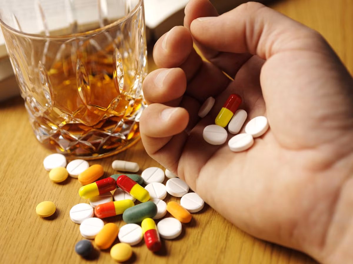 Nhiều người tưởng loại thuốc này an toàn vì nó hợp pháp. Tuy nhiên không phải như vậy, lạm dụng Tramadol vô cùng nguy hiểm, đặc biệt là khi sử dụng kết hợp với các loại đồ uống có cồn cũng như các loại thuốc khác. (Ảnh: Pinterest)