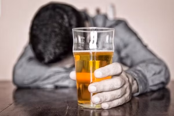 Nhiều người nghĩ rằng các loại đồ uống có cồn như rượu, bia sẽ khiến họ ngủ sâu và ngon giấc hơn nhưng thực tế điều này là hoàn toàn sai. (Nguồn Vietnamplus)