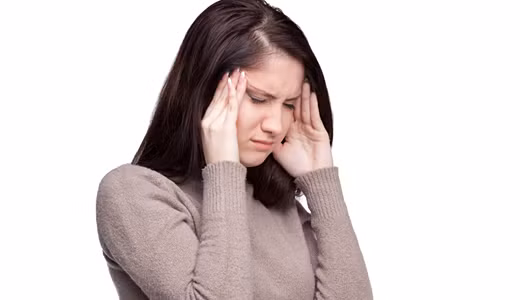Mặc quần áo chật cũng tạo áp lực lên hệ thần kinh và các mạch máu làm cho cơ thể không vận động được, máu lưu thông kém. Hậu quả là bạn sẽ chịu đựng những cơn đau lưng, đau đầu, chóng mặt, khó thở, thậm chí là giảm thị lực, ảnh hưởng đến cột sống. Ảnh: Sumhevi.