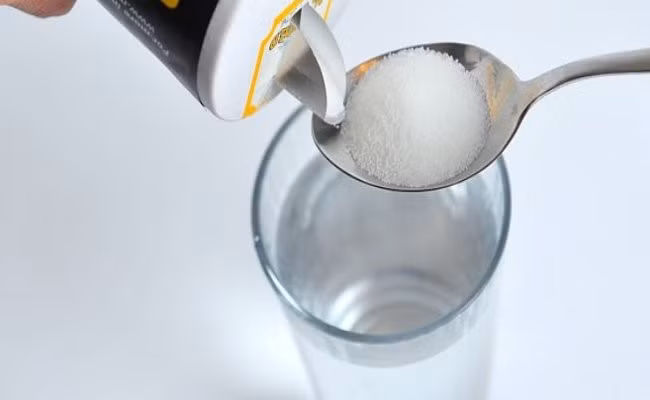 Nước muối. Loại nước mặn này là cách tốt nhất để làm sạch cơ thể khỏi chất độc có thể gây tổn hại đến nội tạng. Nước muối được uống vào buổi sáng sẽ giúp tái tạo các tế bào gan bị tổn thương do nhiều nguyên nhân khác nhau như xơ gan. Nó là một cách điều trị tốt cho bệnh gan. Ảnh: Zingnews.
