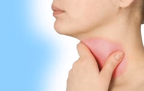 Tiêu khát. Dùng lõi thân cây chuối hột già dã lọc lấy nước uống sẽ làm tiêu khát. Người dân tộc đi rừng khát cũng thường dùng cách này để tiêu khát cho cơ thể. Nước ép từ thân chuối còn có thể kích thích sự tăng trưởng của lớp màng nhầy thành trong dạ dày để bảo vệ lớp loét và hàn gắn nó lại. Ảnh: Phongkhamtaimuihong. 