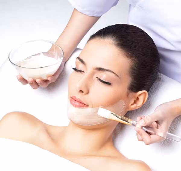 Trị tàn nhang. Dùng củ cải trắng ép lấy nước sau đó trộn cùng với bột yến mạch thành hỗn hợp sền sệt. Đắt hỗn hợp này lên vùng da nám hoặc tàn nhang khoảng 15-20 phút rồi rửa sạch. Thực hiện mỗi ngày 1 lần vết tàn nhang sẽ nhanh biến mất. Ảnh: Atodex.