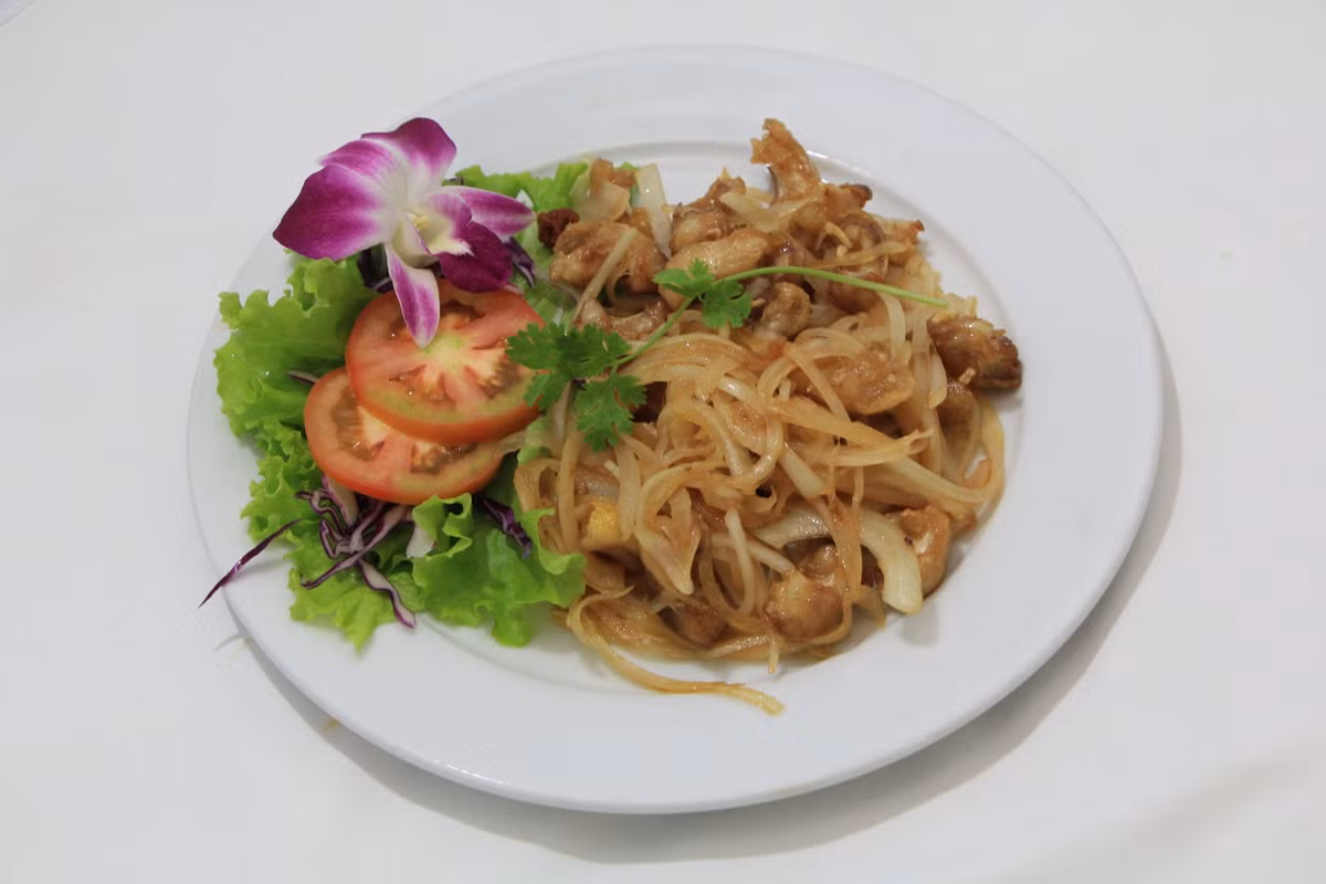 Dạng dùng thông thường của gân gà là nấu nhừ gân với các vị thuốc bổ, rồi ăn nóng. Có thể đem gân gà phơi khô để khi cần thiết mới dùng. Ảnh: Nhahangdinhly.