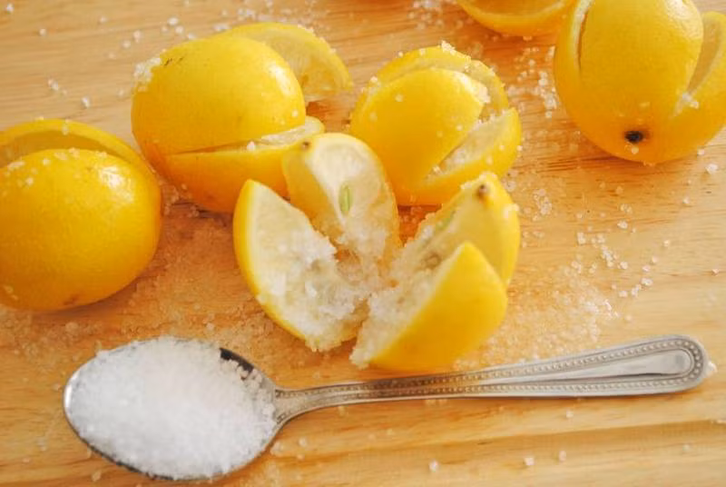 Cách thức trị mụn đầu đen đơn giản nhất với chanh là thoa hỗn hợp nước cốt chanh và muối lên mũi trong khoảng 20 phút rồi rửa sạch bằng nước ấm, bạn sẽ thấy vùng da quanh mũi sạch và sáng lên trông thấy. (Nguồn Mtdata)
