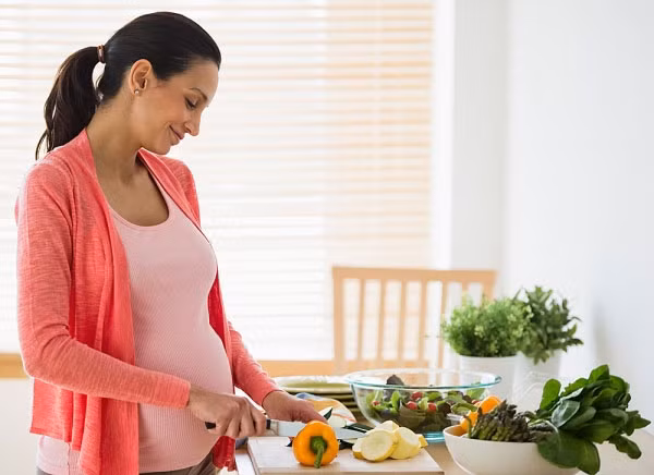 Phụ nữ mang bầu. Mẹ mang thai không nên ăn rau mùi bởi một số thành phần trong rau mùi có thể ảnh hưởng đến hoạt động tuyến sinh dục nữ, làm co thắt dạ con gây nguy hiểm đến sức khỏe bào thai. Ảnh: Heathplus.
