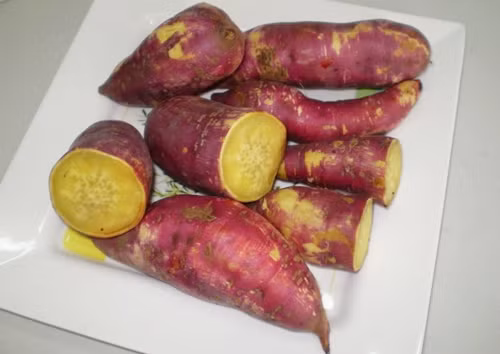 Vitamin C trong khoai lang giúp ngăn ngừa cảm lạnh và virus cúm, rất cần thiết cho xương và răng. Vitamin C còn tốt cho hệ tiêu hóa và quá trình hình thành các tế bào máu, góp phần chữa lành vết thương. (Nguồn Kenhphunu)