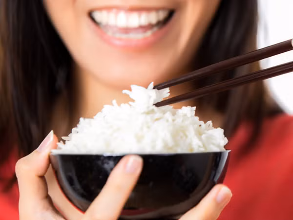 Hơn nữa, khi ăn cơm mà không nhai kỹ, bạn còn sẽ khó cảm nhận được mùi vị thức ăn, khiến bữa ăn trở nên nhàm chán hơn. (Nguồn Marrybaby)