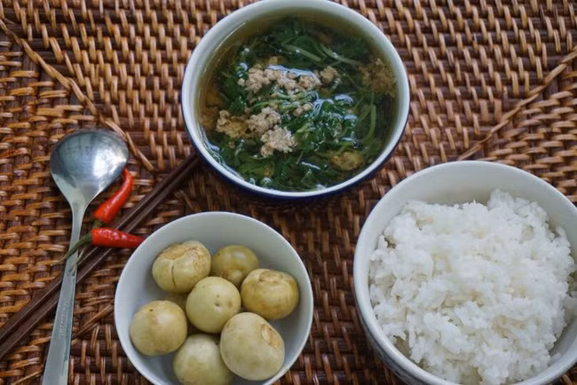 Thậm chí, nếu bạn ăn cơm chan canh trong một thời gian dài còn khiến cho dạ dày và hệ tiêu hóa trở nên lười biếng, ít tiết dịch để co bóp hơn, dễ dẫn đến các bệnh như tá tràng, đau dạ dày...(Nguồn Afamilycdn)