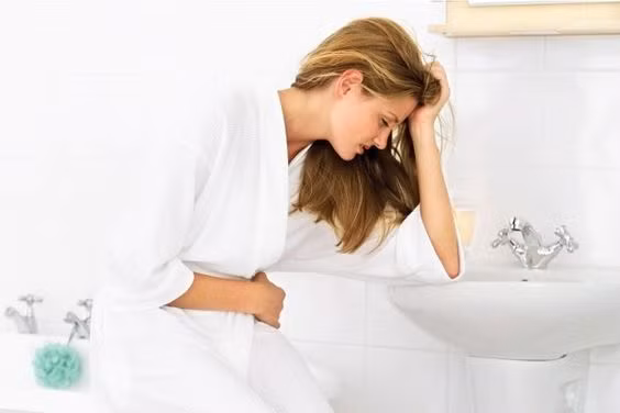 Một biện pháp phổ biến khác mà chị em phụ nữ thường chia sẻ với nhau khi tới kì kinh nguyệt là chườm nóng. Bạn có thể sử dụng túi chườm hoặc nhúng khăn vào nước ấm và chườm lên vùng bụng dưới, nằm nghỉ ngơi để làm dịu bớt cơn đau. (Nguồn: interest.com).