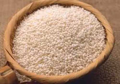 Từ xưa, đồ nếp được coi là một thực phẩm giàu dinh dưỡng đối với sức khỏe. Nó được dùng nấu cháo cho người ốm ăn nhanh hồi phục, phụ nữ mới sinh ăn nếp để tăng tiết sữa. Tuy nhiên, gạo nếp vẫn mang tiếng xấu và thiếu cơ sở khoa học như ăn nếp đầy bụng, ăn nếp dễ mưng mủ vết thương… Ảnh: Vietq.