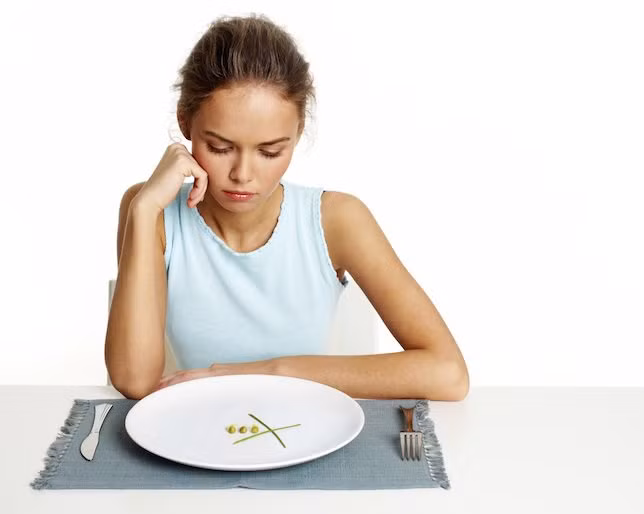 Sai lầm nghiêm trọng nhất khi ăn kiêng rất nhiều người mắc phải đó là nhịn đói. Nhịn đói để giảm cân khiến cảm giác thèm ăn ngày càng dâng cao, do đó việc cung cấp thực phẩm bù vào cơ thể sau đó sẽ khiến chất béo tích tụ. (Nguồn Providr)