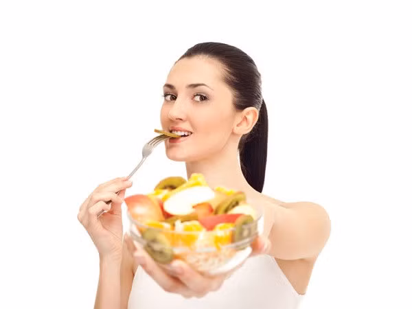 Chỉ ăn trái cây mà không ăn thịt cũng là một sai lầm khi ăn kiêng khác của nhiều chị em. Mặc dù trong trái cây chứa rất nhiều chất xơ, vitamin và khoáng chất nhưng chúng vẫn không cung cấp đủ dưỡng chất thiết yếu. (Nguồn Zing)
