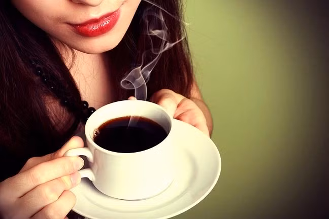 Một nghiên cứu đã chỉ ra rằng dùng nhiều hơn hai tách cà phê mỗi ngày có thể ảnh hưởng nhẹ đến khả năng sinh sản của chị em phụ nữ. Thói quen uống nhiều cà phê đồng thời còn làm gia tăng nguy cơ sẩy thai ở bà bầu. (Nguồn Benhungthumieng)