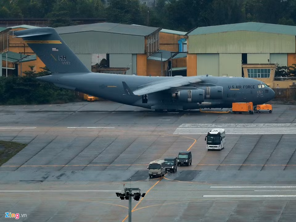 Trong sân bay Đà Nẵng, một chiếc C-17 khác đáp vào chiều tối qua vẫn đang đậu tại đây. Tất cả có 4 chiếc đang đậu ở sân bay Đà Nẵng.