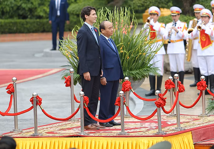 Hinh anh le don chinh thuc Thu tuong Canada tai Ha Noi-Hinh-2